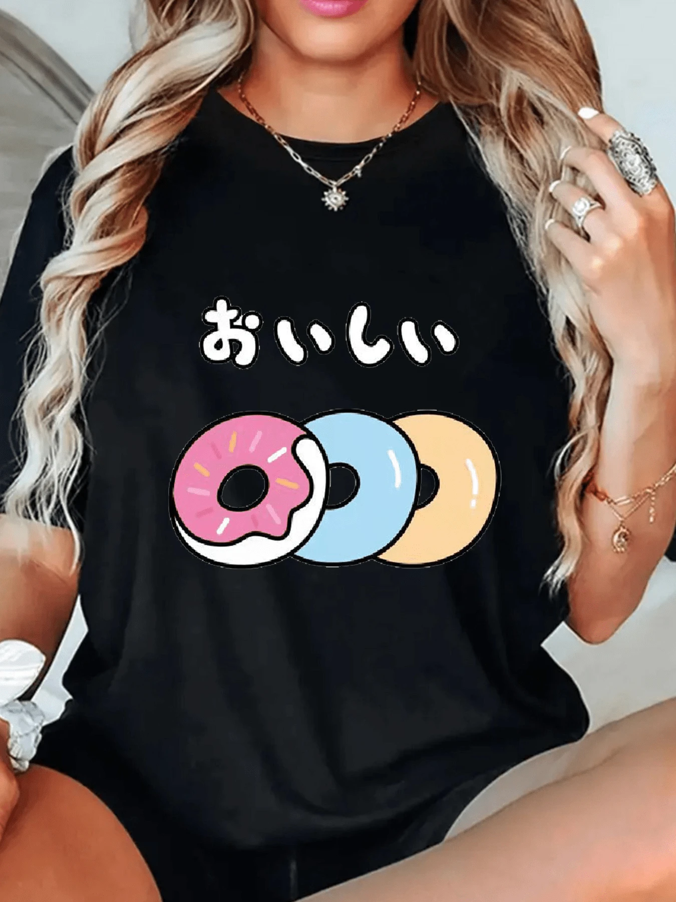Three Pastel-Colored Donuts With Shiny Icing Evoke Sweetness, Joy, And Fun In A Modern And Youthful Style. Comfortable Casual Women's T-Shirt For Everyday Wear - 黑色 - 查看 1