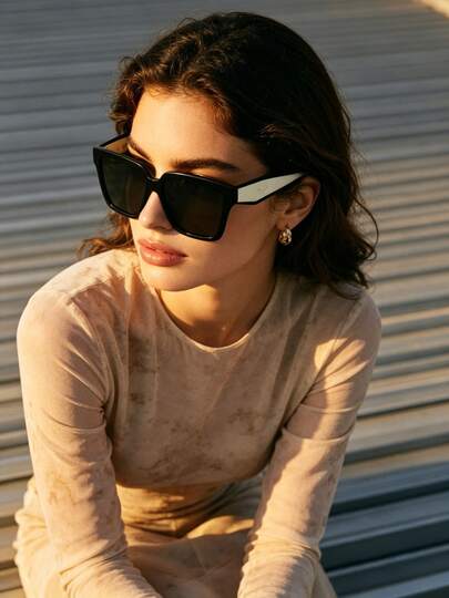 Prada Luxury Black And White Contrast Rectangular Fashion Glasses, Fashionable And High-End Women's Fashion Glasses For Men, Dark Gray High-Definition Anti-UV Lenses. The Wide Brim Design Adds A Lot Of Recognition, The Three-Dimensional Rectangular Frame Enhances The Face Shape And Makes The Face Look Smaller.
