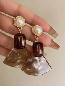 1 Pair Minimalist Pearl Fan-Shaped Earrings, Retro Design Statement Earrings With Unique Sense, Suitable For Women's Daily Wear - White - View 1