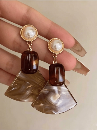 1 Pair Minimalist Pearl Fan-Shaped Earrings, Retro Design Statement Earrings With Unique Sense, Suitable For Women's Daily Wear