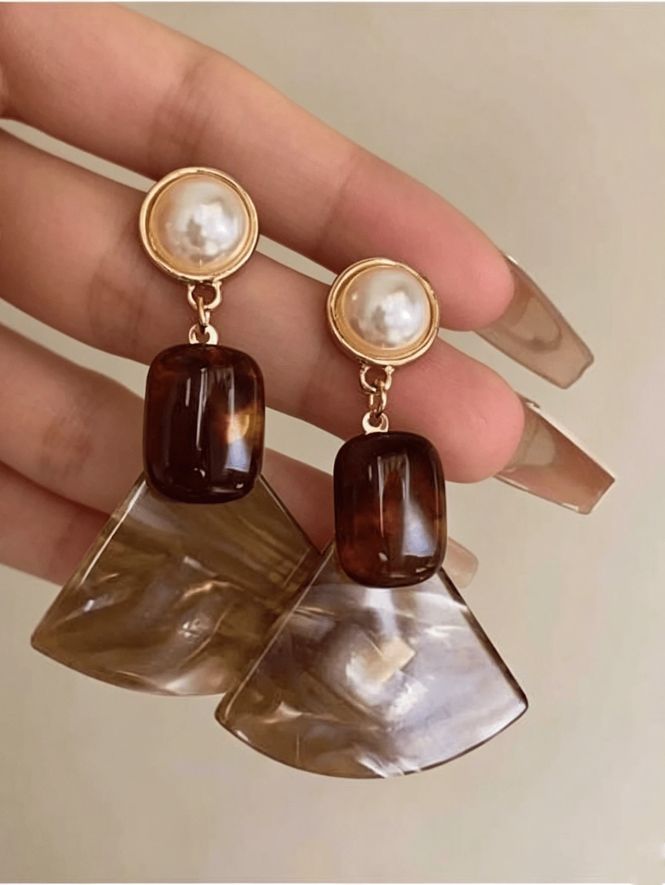1 Pair Minimalist Pearl Fan-Shaped Earrings, Retro Design Statement Earrings With Unique Sense, Suitable For Women's Daily Wear - White - View 1
