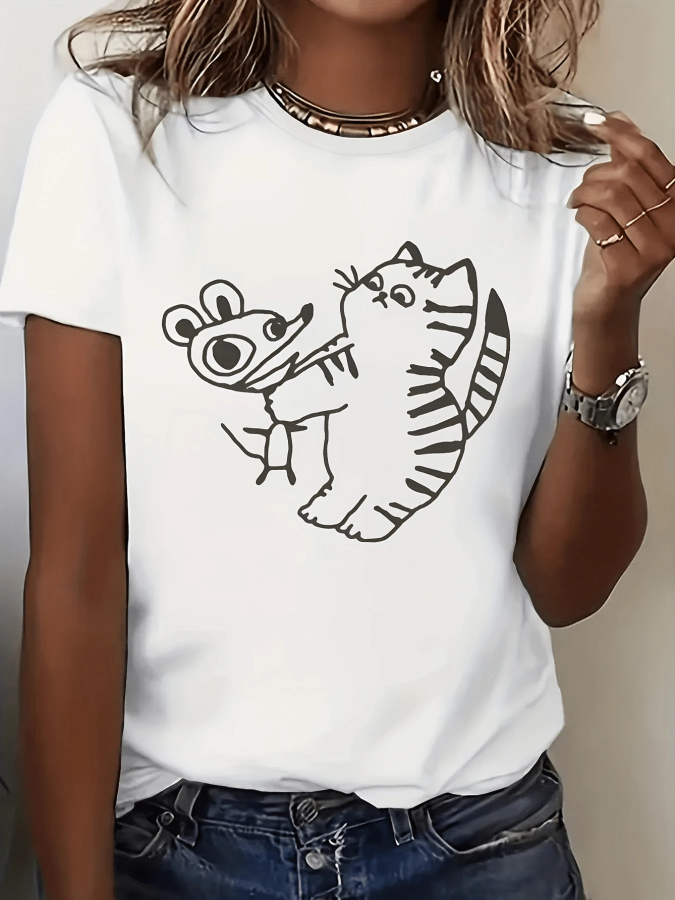 A Curious Cat Playfully Interacting With A Mouse That Extends Its Arms In A Playful Scene That Conveys Positive Tenderness And Showcases The Friendly Connection Between Two Animals In Harmony. A Comfortable, Modern, Casual Women's T-Shirt For Everyday Wear. - 白色 - 查看 1