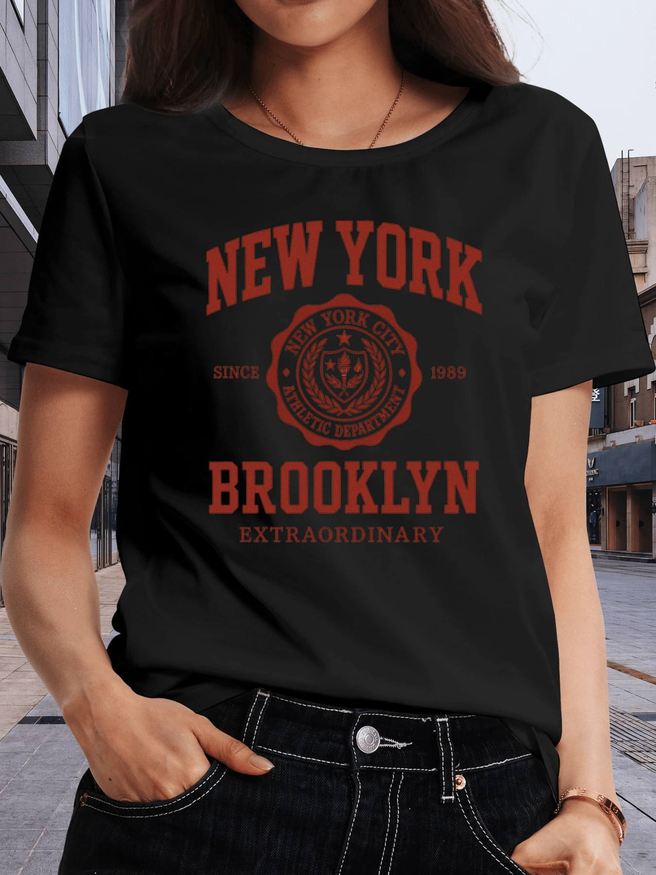 An Urban Symbol That Evokes The Vibrant Energy Of New York And Brooklyn, Representing The Athletic And Extraordinary Spirit Of The City. A Modern Women's T-Shirt With A Casual Style And Contemporary Touch, Ideal For Everyday Wear. - 黑色 - 查看 1