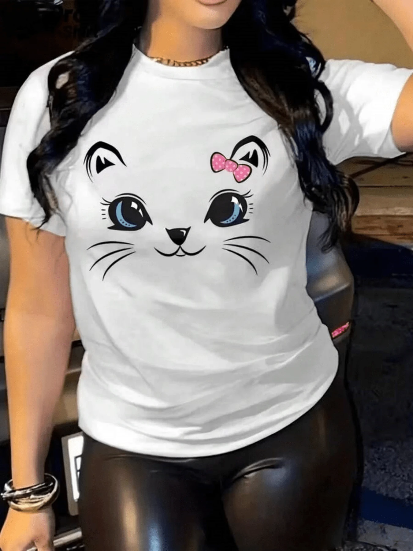 A Cat Face With Big Blue Eyes And A Pink Bow Conveys Tenderness, Joy, And A Playful Touch-Perfect For Casual Days. A Modern And Comfortable Casual Women's T-Shirt. - 白色 - 查看 1