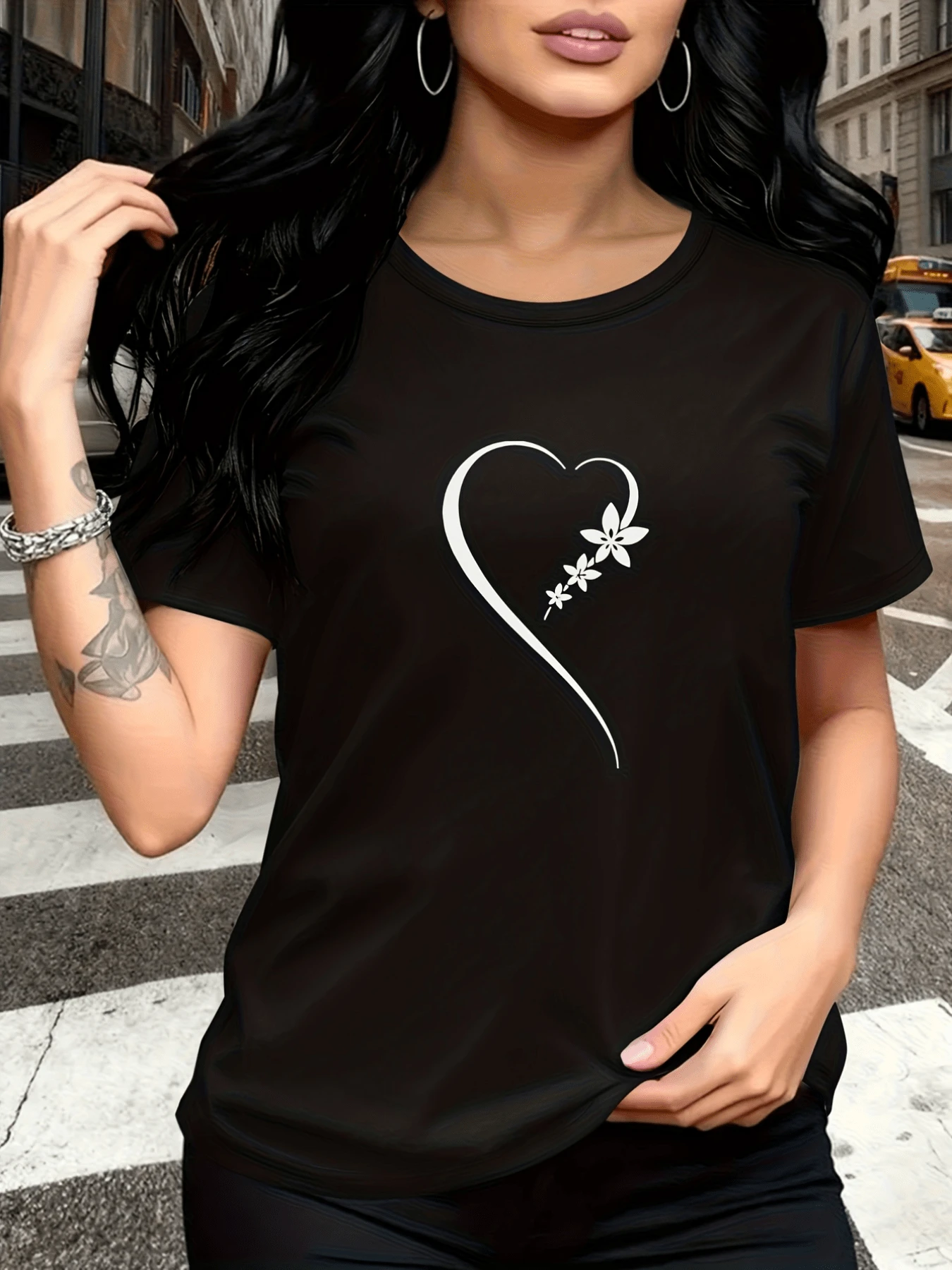 Corazón formado por una línea blanca que se curva con suavidad mientras tres flores pequeñas surgen de su extremo simbolizando amor pureza y conexión profunda entre emociones y naturaleza camiseta de mujer casual moderna - Negro - Ver 1