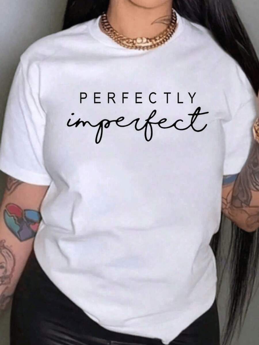 A Phrase That Celebrates Authenticity And The Beauty Of Being Yourself, Reminding Us That Perfection Lies In Accepting Flaws With Confidence And A Positive Attitude. A Modern, Casual, Comfortable Women's T-Shirt For Everyday Wear. - 白色 - 查看 1
