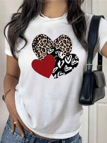 Overlapping Hearts Symbolizing Love, Passion, And Inner Strength In Shades Of Red And Wild Prints Convey Energy And Confidence. A Modern, Comfortable, Casual Women's T-Shirt For Everyday Wear. - 白色 - 查看 1