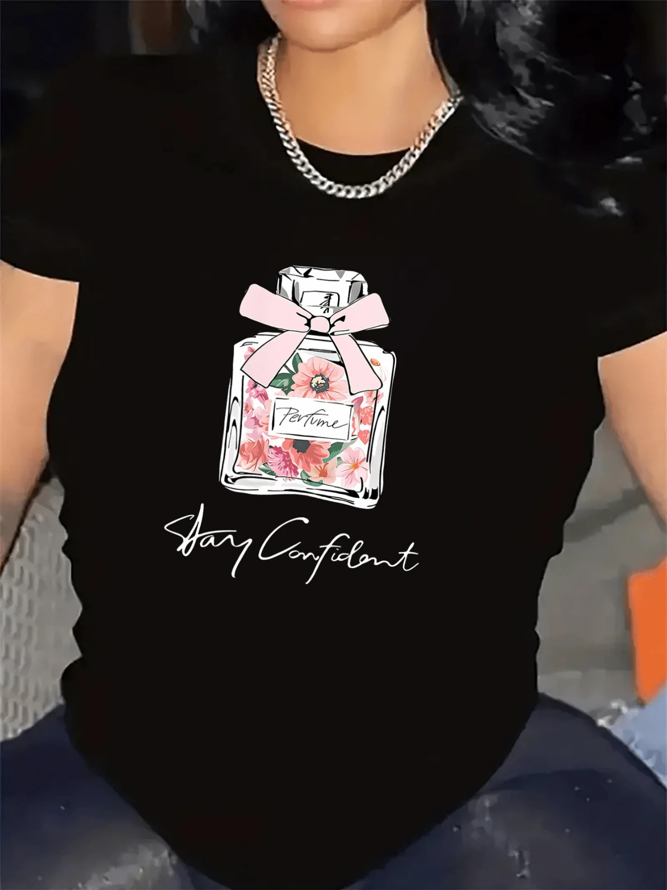 Perfume Bottle With Pink Ribbon And Flowers Symbolizing Femininity, Serenity And Confidence With The Inspirational Phrase "Stay Confident"; Women's Casual, Modern, Comfortable T-Shirt For Everyday Wear - 黑色 - 查看 1