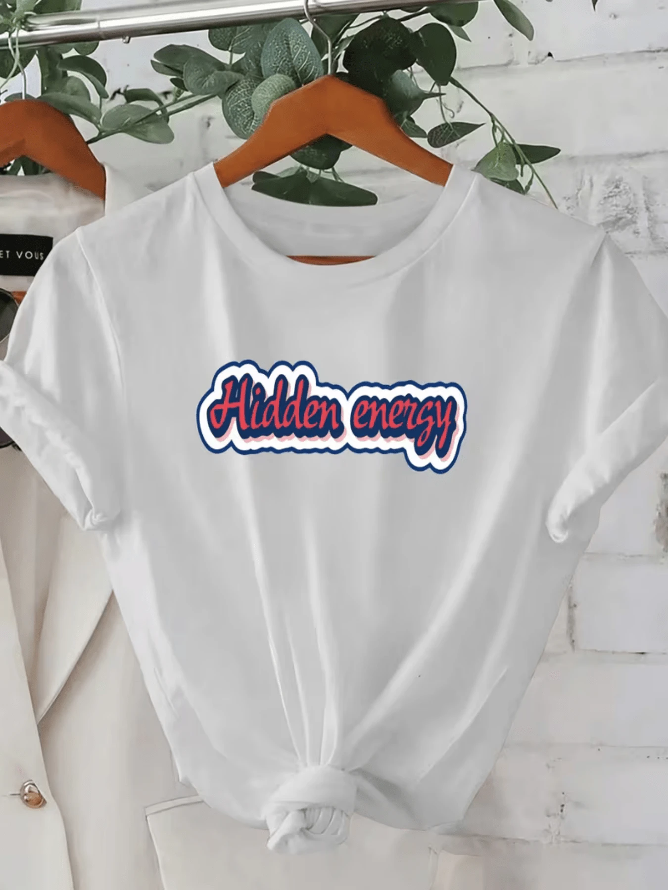 Inspirational Phrase "Hidden Energy" Symbolizing Inner Strength, Confidence, And Motivation To Stand Out With A Positive Attitude Every Day. Modern, Casual, And Comfortable Women's T-Shirt. - 白色 - 查看 1
