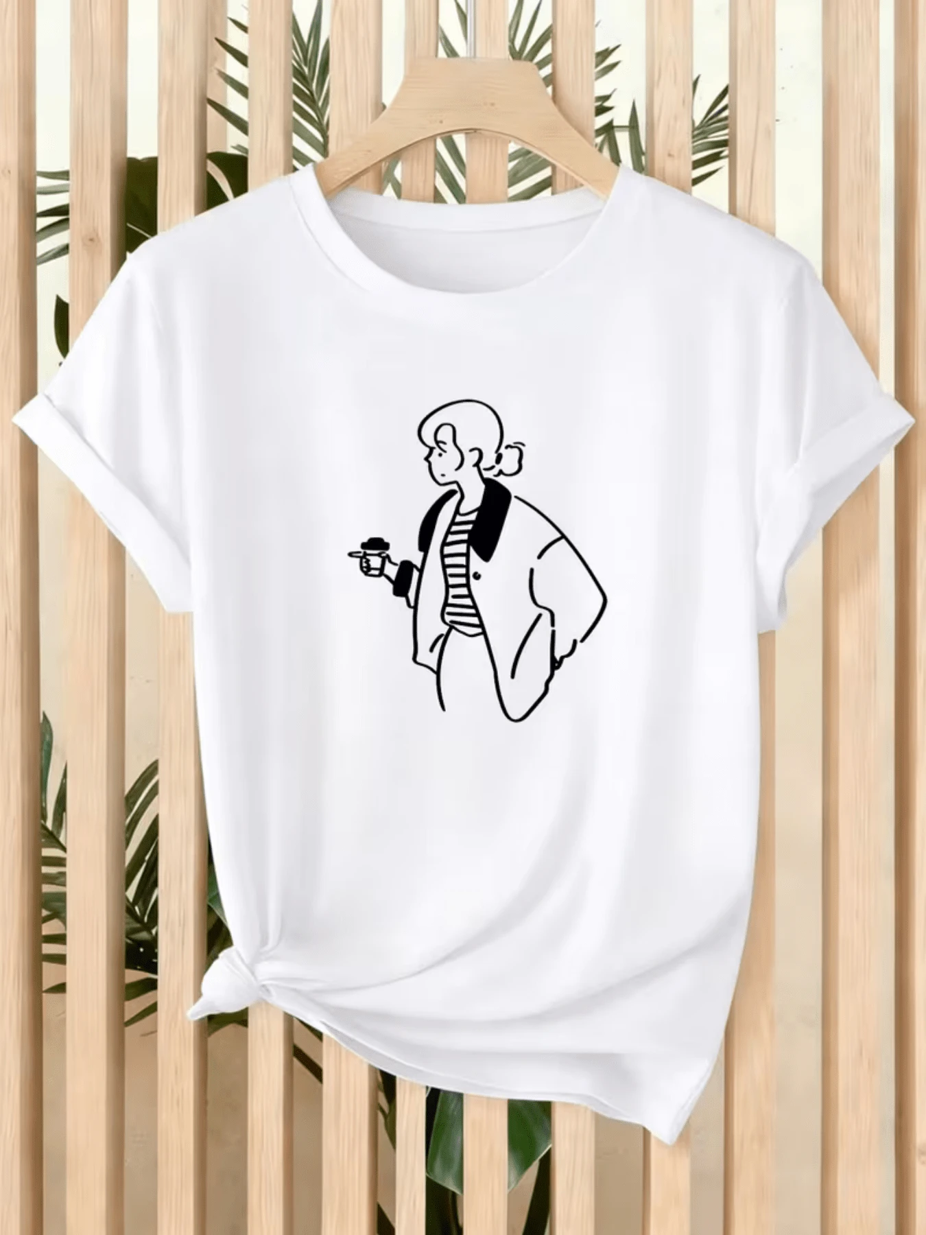 Minimalist Figure Of A Woman Holding A Cup Symbolizing Calm, Elegance And The Pleasure Of Life's Simple Moments. Modern, Comfortable Casual Women's T-Shirt For Everyday Wear. - 白色 - 查看 1