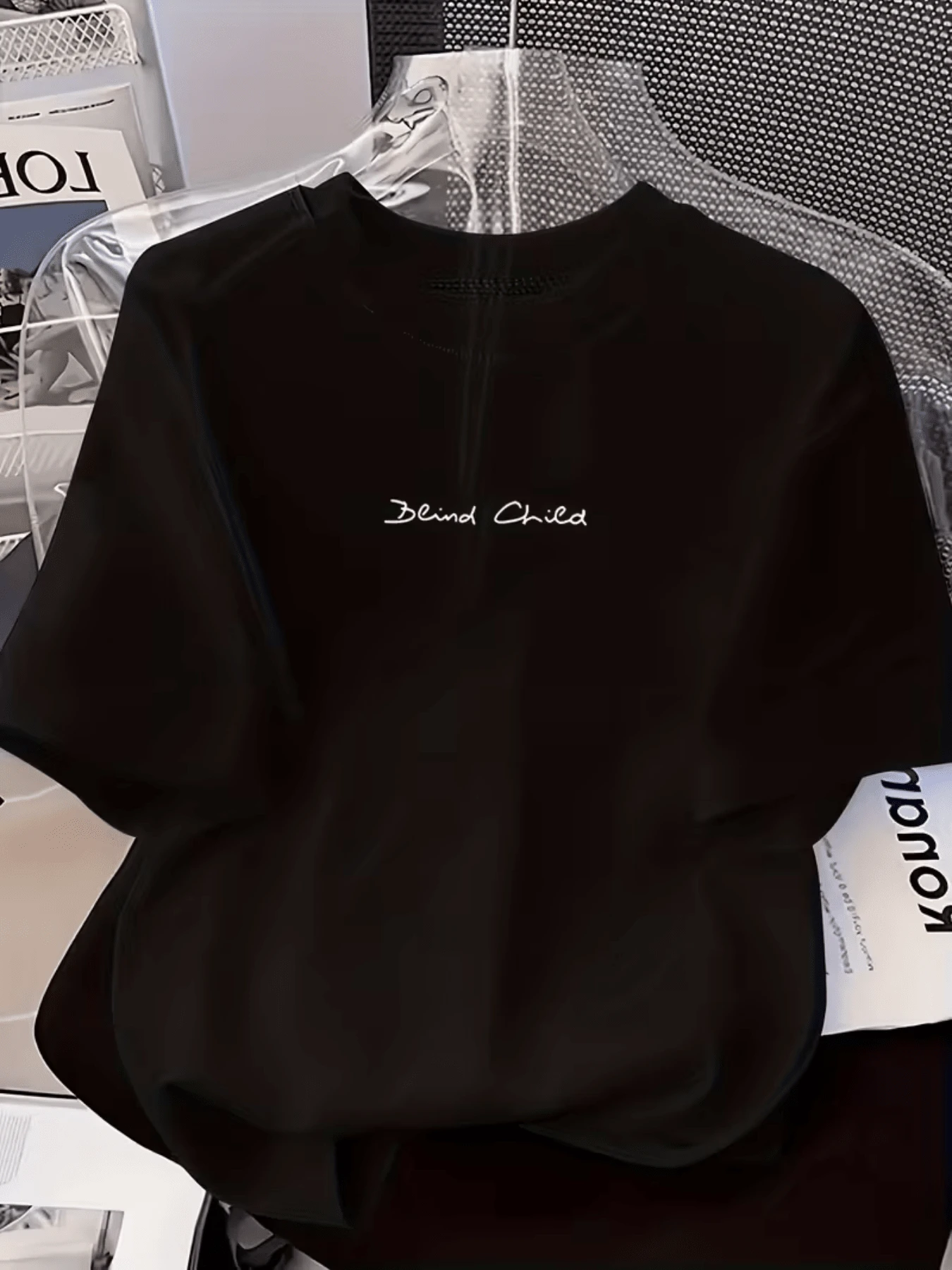 Text That Conveys A Reflection On Lost Innocence And The Inner Search, Representing The Fragility Of Human Emotions With A Modern And Minimalist Style. Comfortable Casual Women's T-Shirt For Everyday Wear - 黑色 - 查看 1