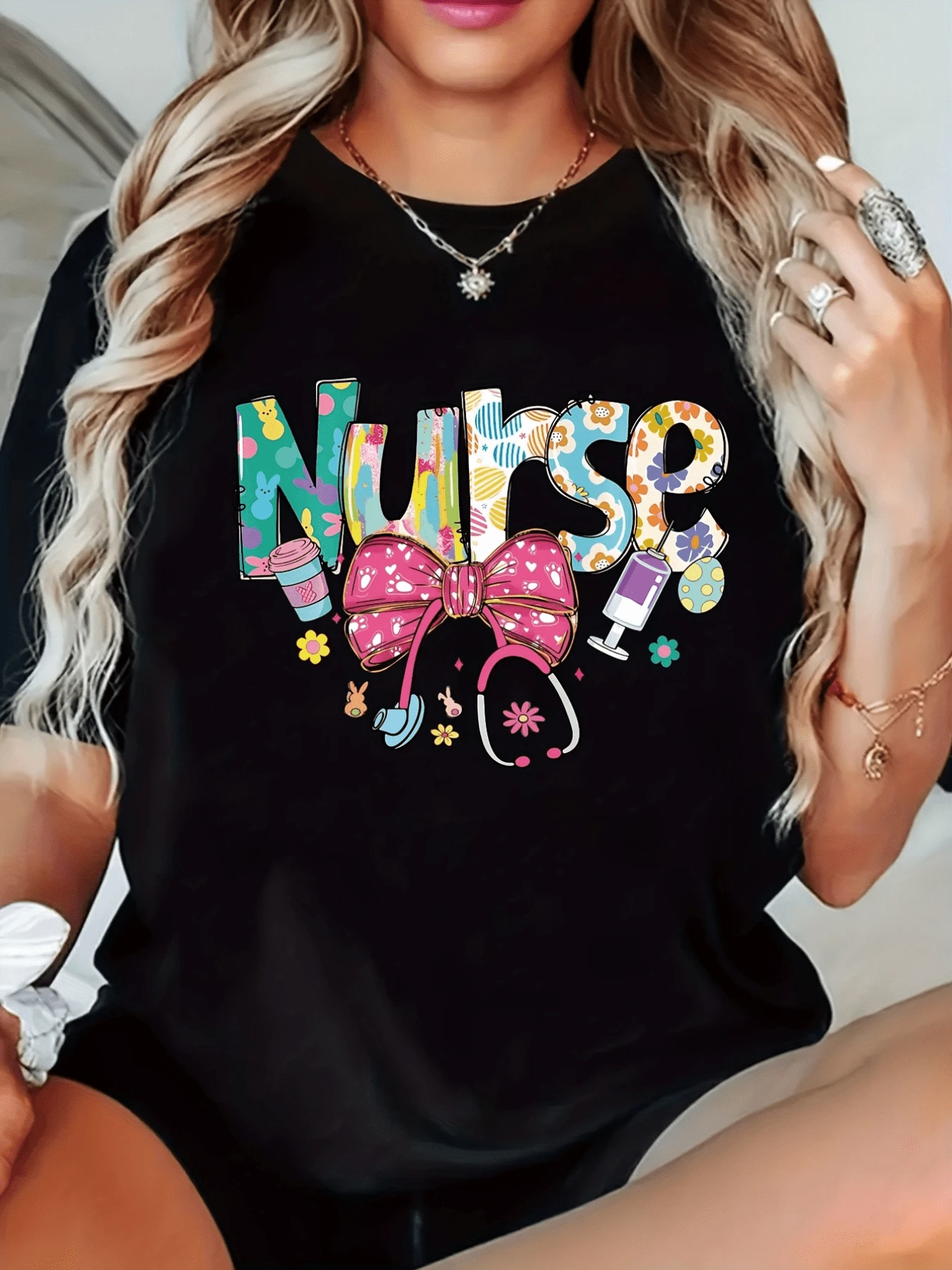 Colorful Pattern Celebrating Nurses' Dedication With Floral Lettering, , Coffee Cup, Pink Ribbon, And Stethoscope-A Symbol Of Care And Joy. Comfortable Casual Women's T-Shirt For Everyday Wear. - 黑色 - 查看 1