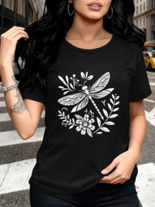 Libélula entre hojas y flores simbolizando libertad transformación y energía vital que conecta la naturaleza con la fortaleza interior camiseta de mujer casual moderna cómoda para uso diario - Negro - Ver 1