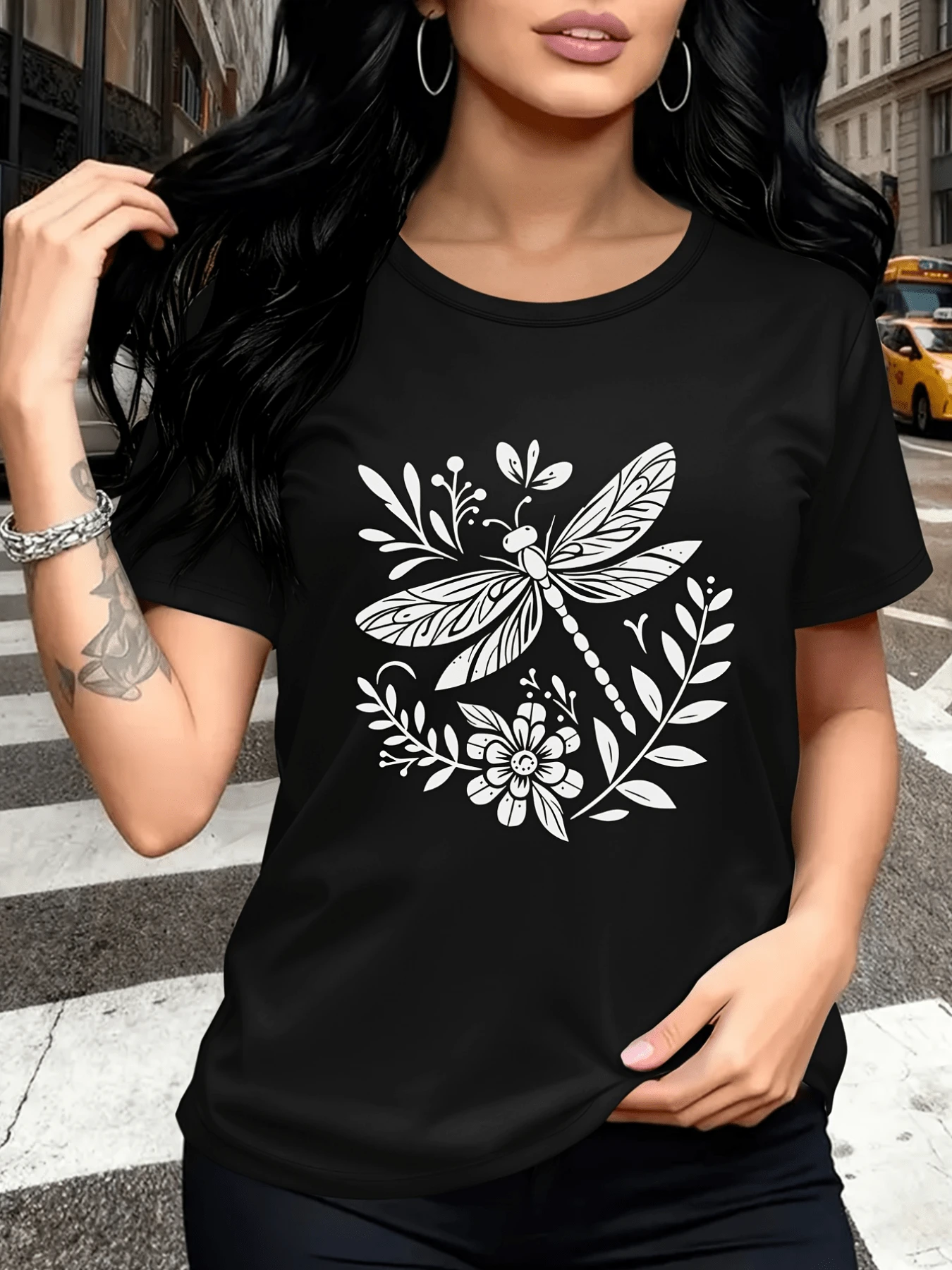 Libélula entre hojas y flores simbolizando libertad transformación y energía vital que conecta la naturaleza con la fortaleza interior camiseta de mujer casual moderna cómoda para uso diario - Negro - Ver 1