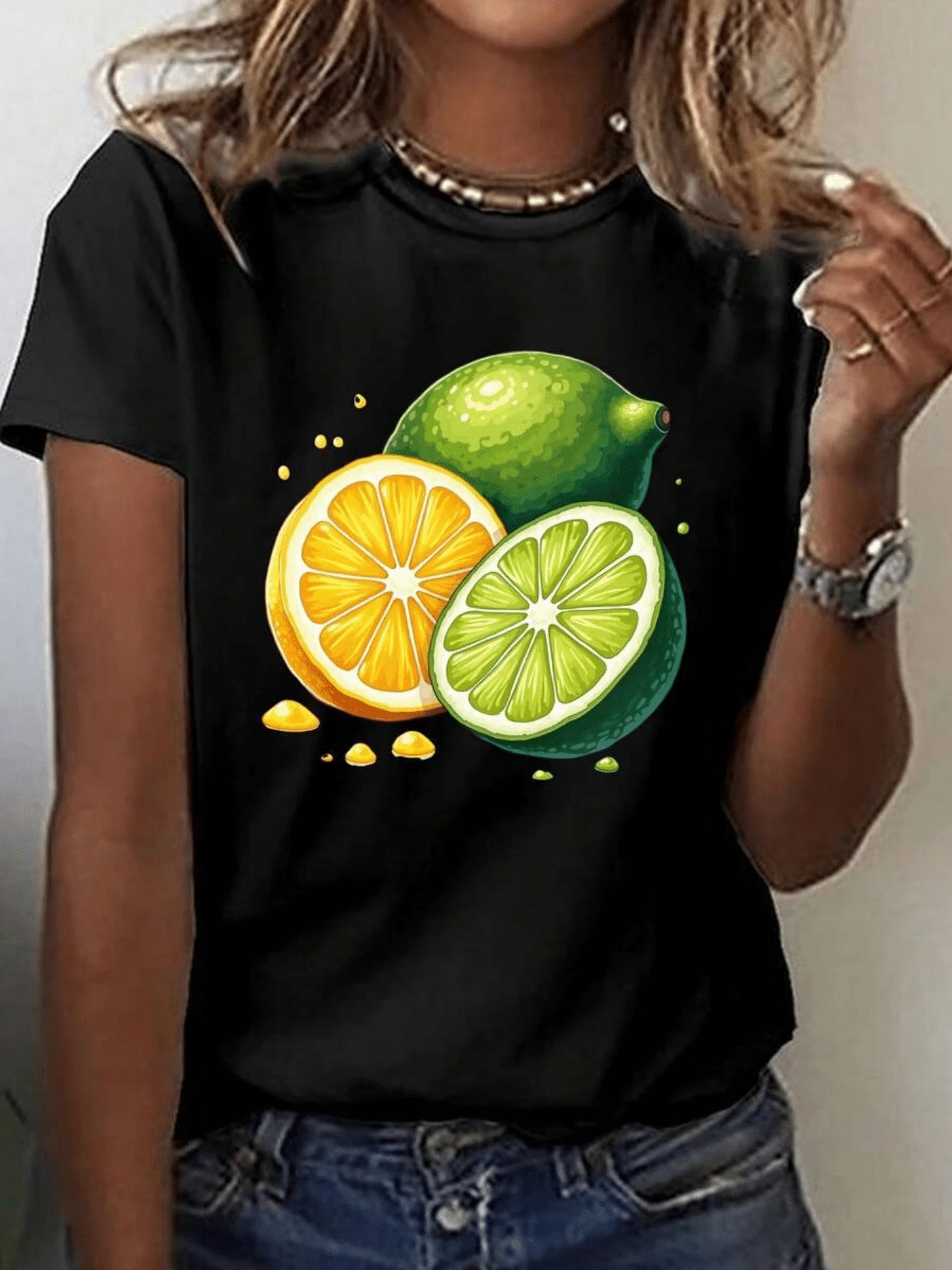 Juicy Slices Of Lemon And Orange Evoke Tropical Freshness And Summer Energy With Vibrant Tones, Ideal For Your Everyday Look. A Modern And Comfortable Casual Women's T-Shirt. - 黑色 - 查看 1