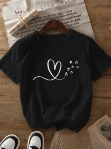 Corazón grande rodeado de pequeños corazones que simbolizan amor sincero alegría y conexión emocional entre personas representando pureza y ternura ideal para transmitir positividad camiseta de mujer casual cómoda - Negro - Ver 6