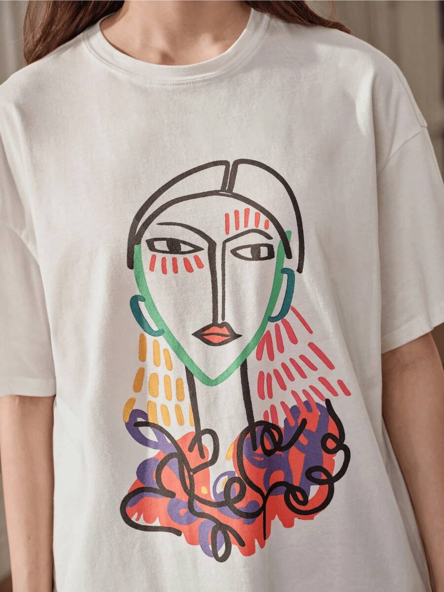 Abstract Face Formed By Colorful Strokes Symbolizing Feminine Creativity And The Connection Between Mind And Emotions, With Fluid Lines That Evoke Freedom And Inner Strength. Women's Casual, Modern, And Elegant T-Shirt For Everyday Wear. - 白色 - 查看 1