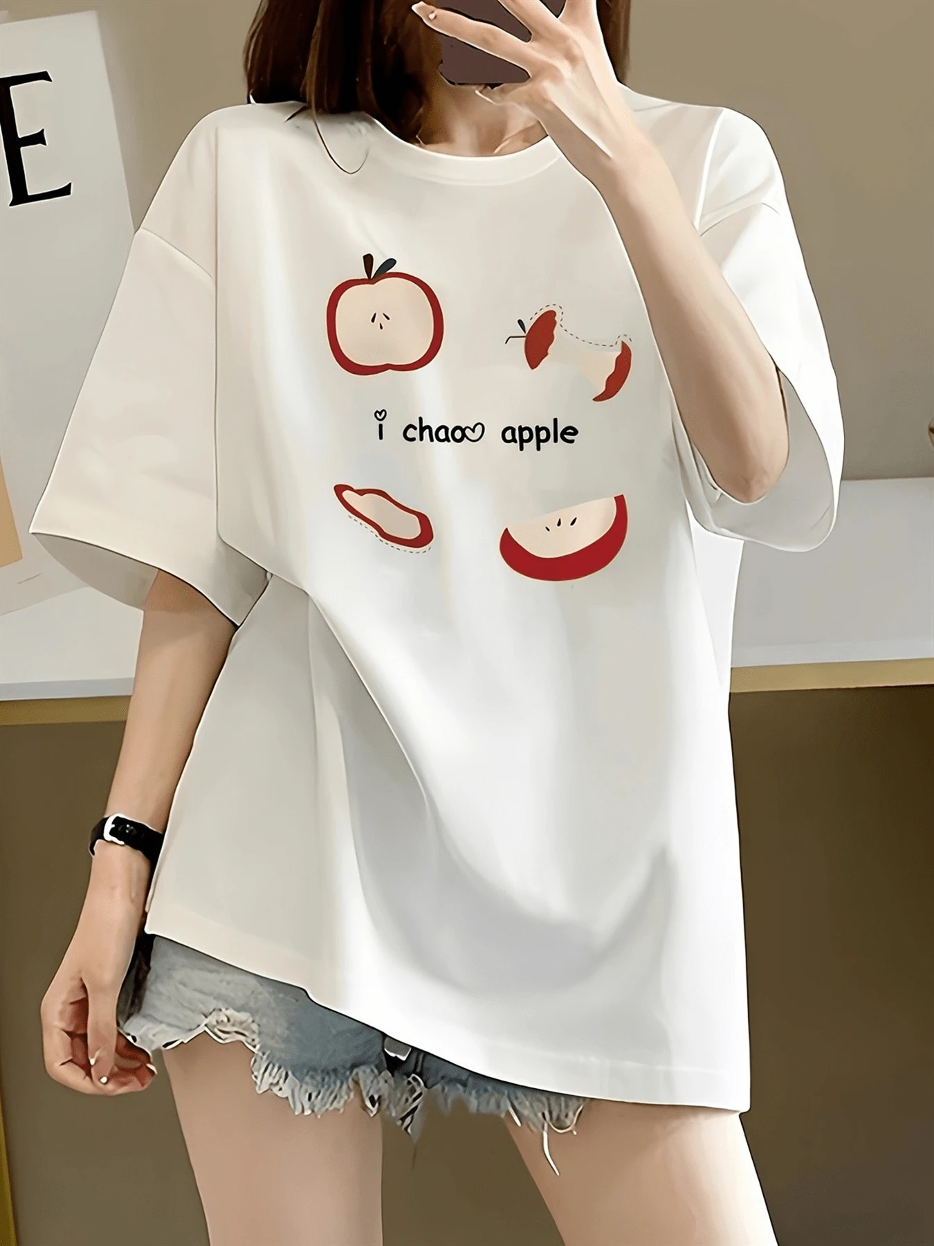 A Cheerful Apple Design Representing Vital Energy, Optimism, And Everyday Freshness With Modern And Youthful Touches, Ideal For Expressing Free Spirit And Natural Charm. A Comfortable And Lightweight Casual Women's T-Shirt. - 白色 - 查看 1