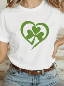 Símbolo verde de trébol dentro de un corazón que representa la unión de la suerte y el amor con un camiseta de mujer cómoda para uso diario - Blanco - Ver 1