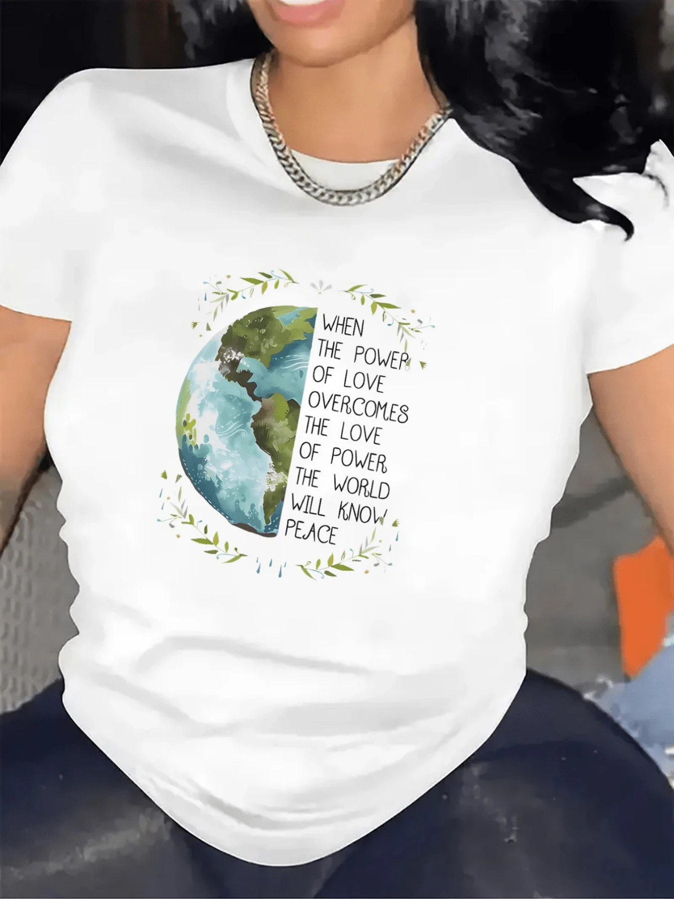 Planet Surrounded By Green Leaves Symbolizing Unity And Hope For A World Full Of Love And Peace When The Power Of Affection Overcomes Human Ambition. Women's Casual Modern Comfortable T-Shirt For Everyday Wear - 白色 - 查看 1