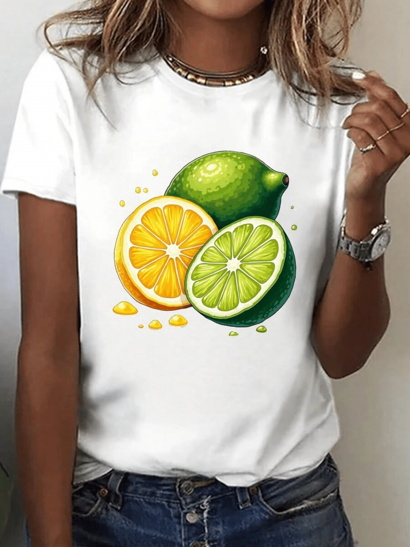 Juicy Slices Of Lemon And Orange Evoke Tropical Freshness And Summer Energy With Vibrant Tones, Ideal For Your Everyday Look. A Modern And Comfortable Casual Women's T-Shirt. - 白色 - 查看 1