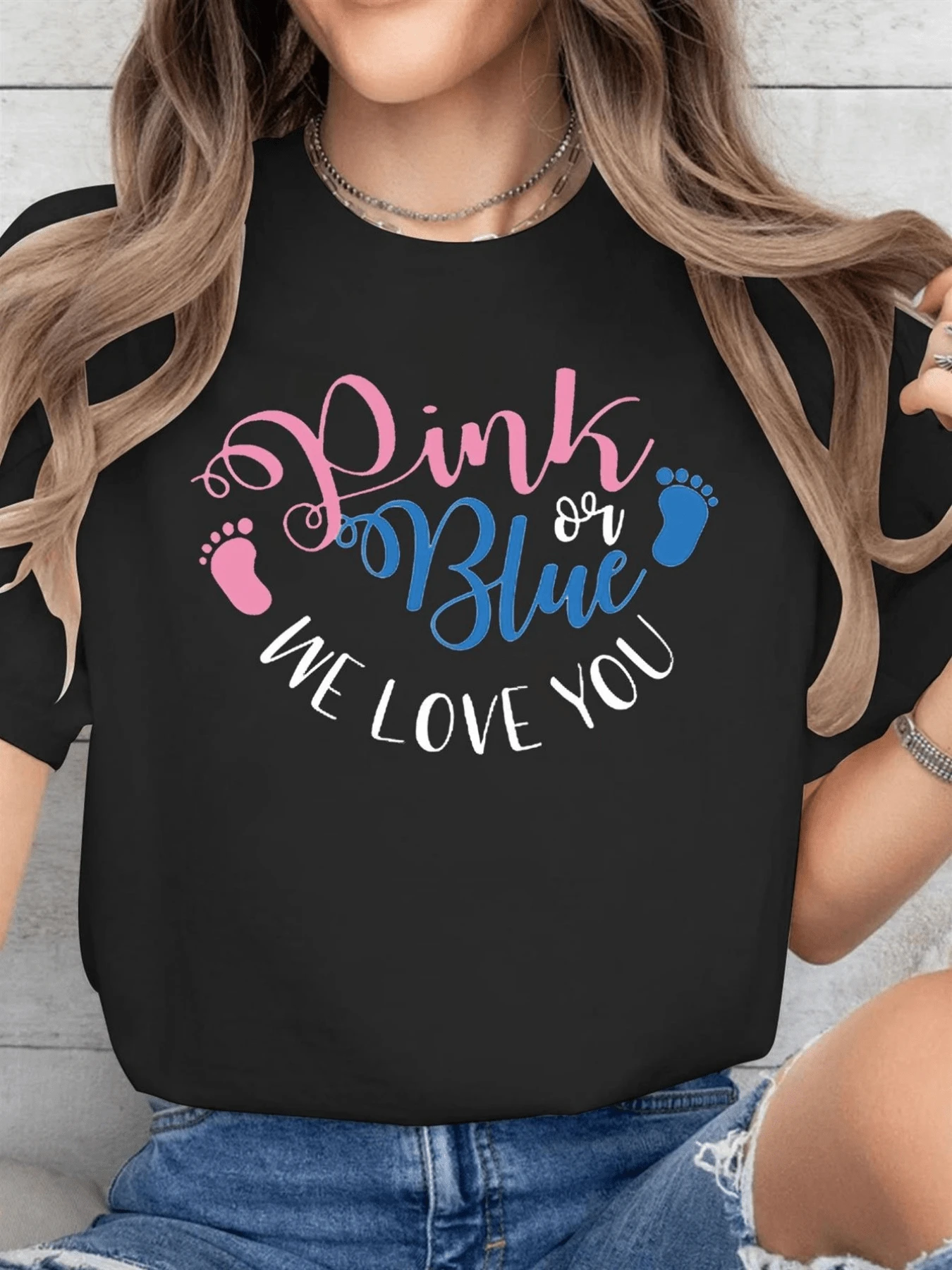 Text Celebrating The Excitement Of Discovering If The New Family Member Will Be A Girl Or A Boy, With Footprints In Pink And Blue Tones, A Symbol Of Love And Family Unity. Comfortable Casual Women's T-Shirt For Everyday Wear. - 黑色 - 查看 1