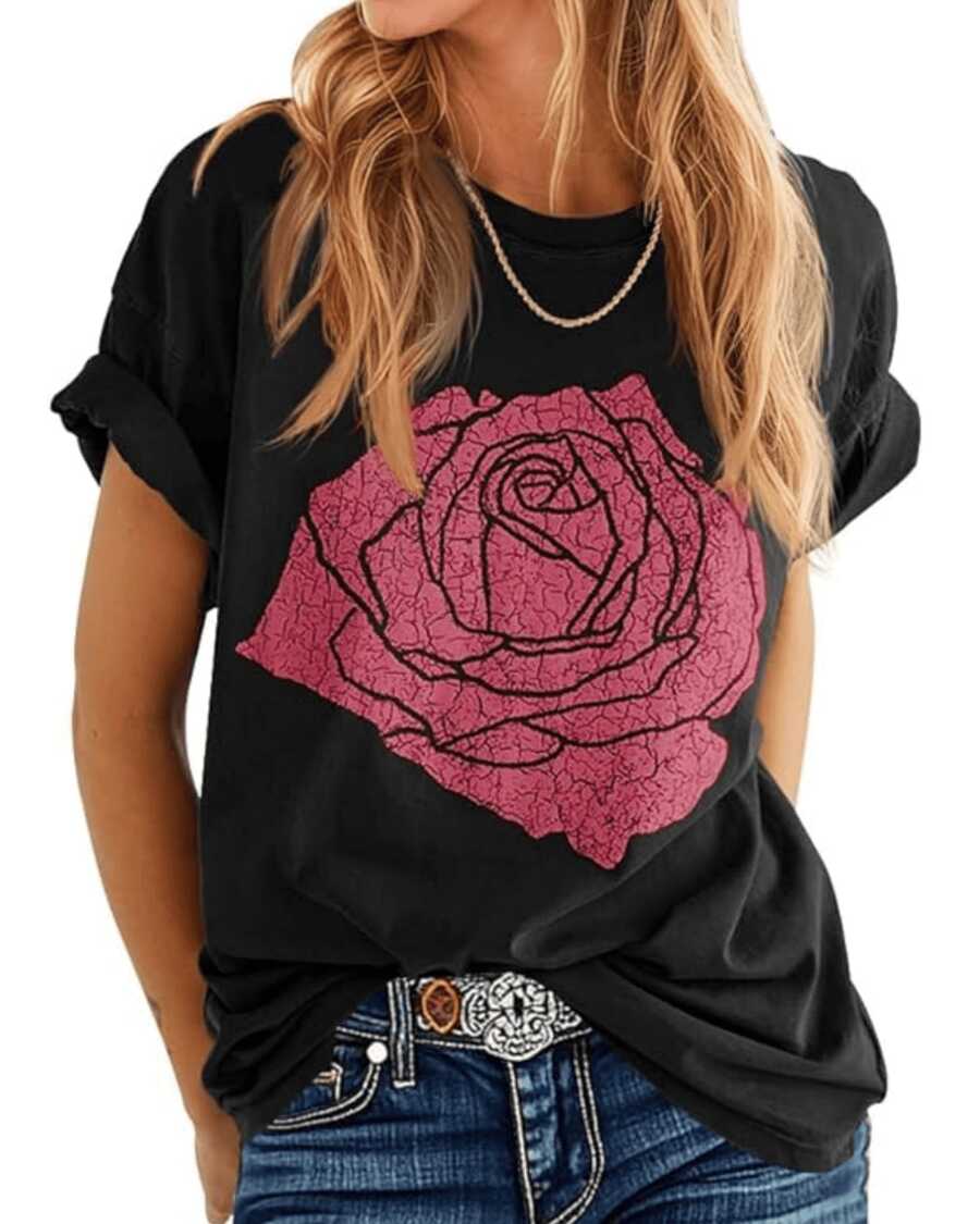 A Large Red Rose With A Cracked Texture Symbolizes Passion, Inner Strength, And Beauty That Endures Through Time. A Modern, Comfortable, Casual Women's T-Shirt For Everyday Wear. - 黑色 - 查看 1