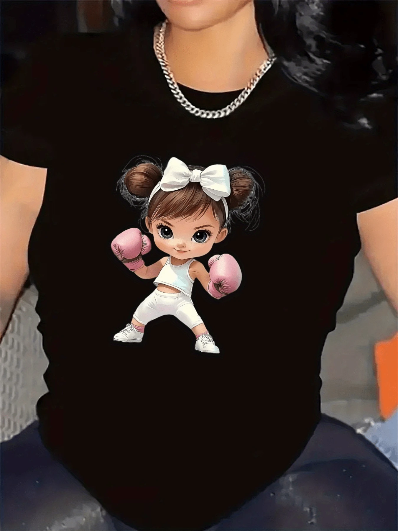 A Girl Figure With White Bows And Pink Boxing Gloves Displays Strength, Courage, And Determination With Modern Sporty Energy. Comfortable And Casual Women's T-Shirt - 黑色 - 查看 1