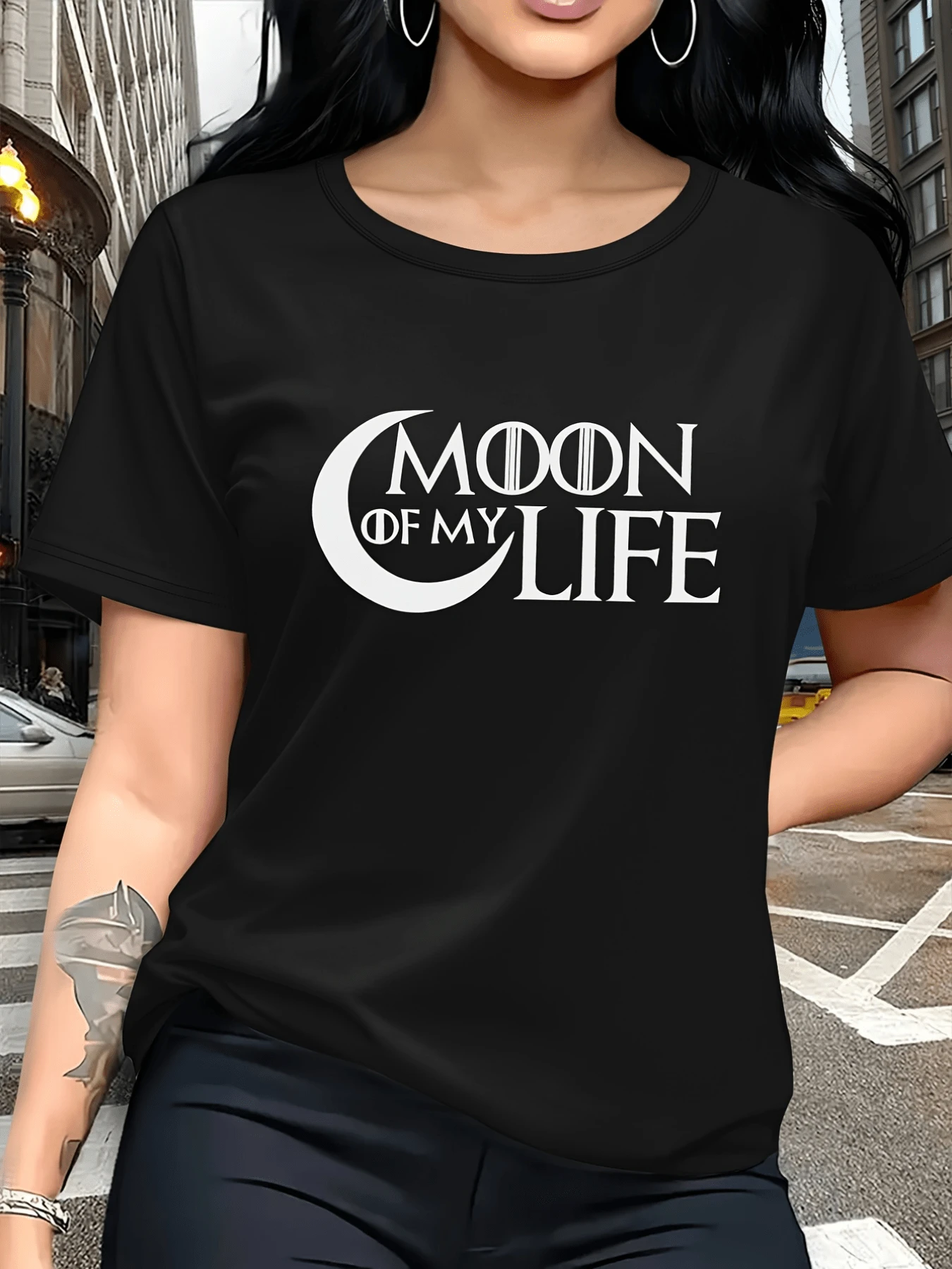 A Phrase With A Crescent Moon And Text Symbolizing Eternal Love Under The Night Light, Conveying Mystical Energy And A Deep Connection With Nature. A Comfortable, Modern, Casual Women's T-Shirt For Everyday Wear. - 黑色 - 查看 1
