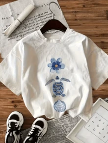 A Blue Flower Symbolizing Calm And Hope, Alongside A Sea Turtle Reflecting Strength And A Shell Evoking The Serenity Of The Ocean. A Comfortable And Modern Casual Women's T-Shirt. - 白色 - 查看 8