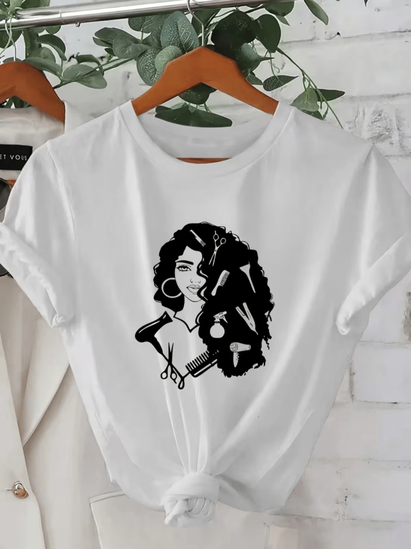 Figure Of A Woman With Hairdressing Tools Representing Creativity And Passion For The Art Of Hair; Modern, Comfortable, And Versatile Casual Women's T-Shirt - 白色 - 查看 1