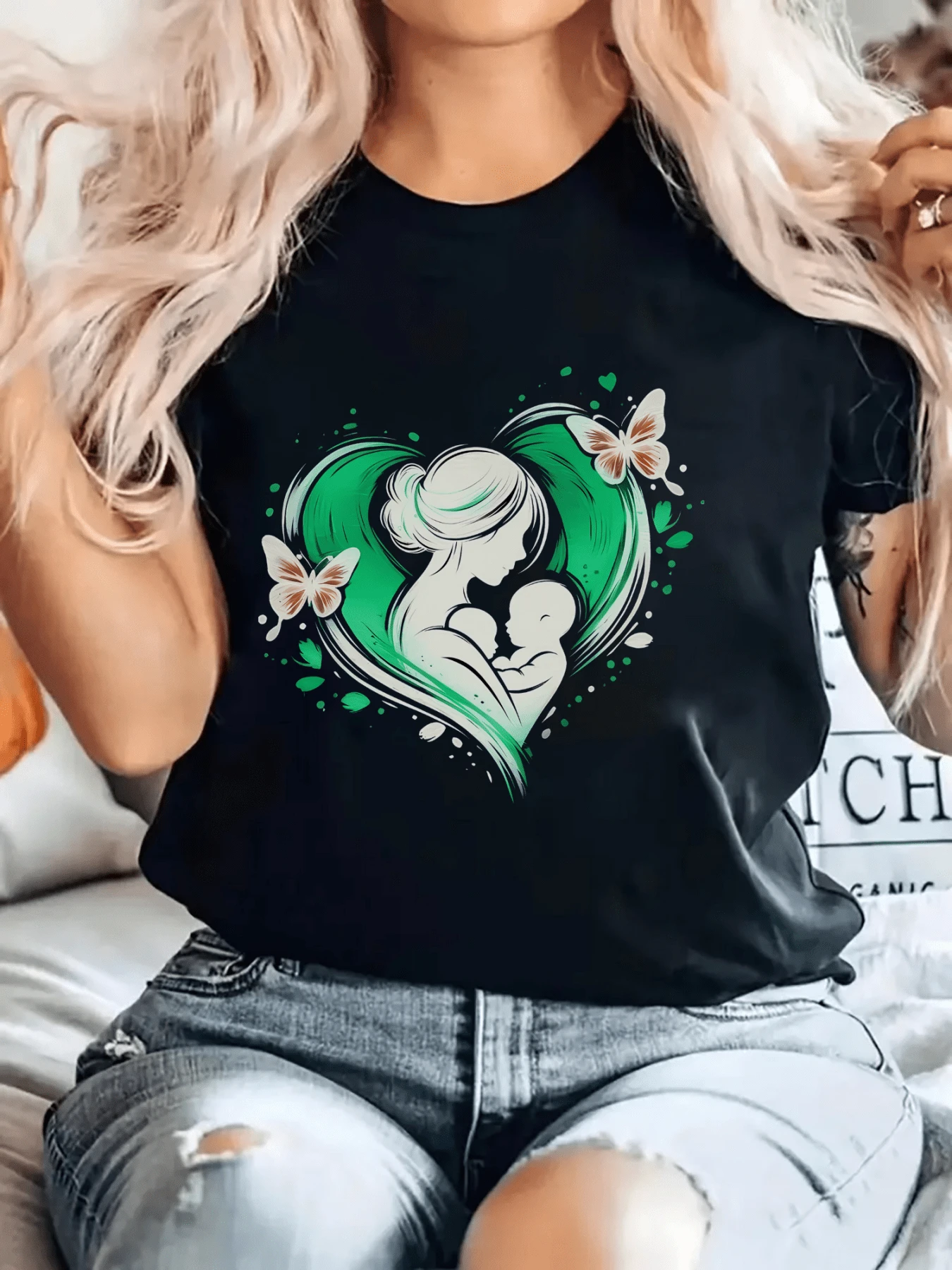 Green Heart Enveloping A Mother Tenderly Embracing Her Baby, Surrounded By Butterflies That Represent Purity, Love, And Eternal Connection. Casual, Comfortable, Everyday Women's T-Shirt. - 黑色 - 查看 1