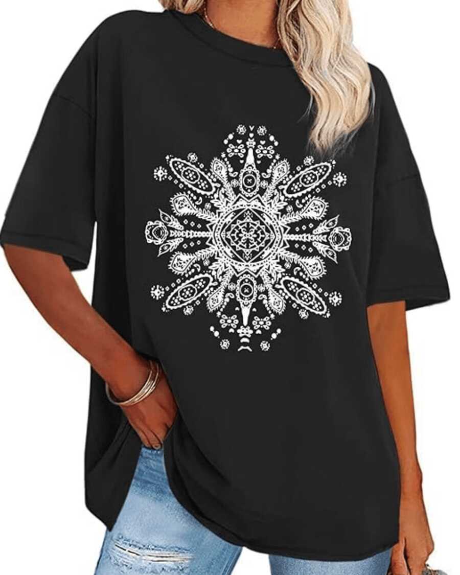 Symmetrical Floral Mandala Representing Balance, Inner Peace, And Positive Energy With Fine Details That Evoke Harmony And Spiritual Beauty. Comfortable, Modern Casual Women's T-Shirt For Everyday Wear. - 黑色 - 查看 1