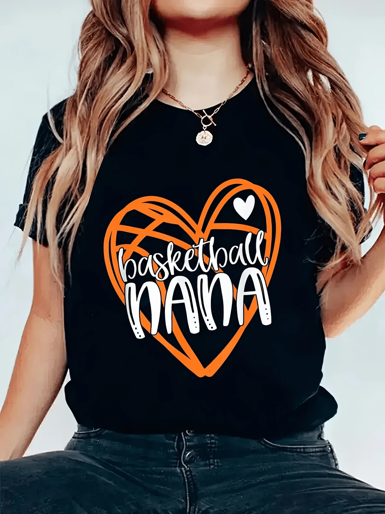 Orange Heart Formed By Basketball Lines Symbolizing Love And Passion For The Sport, Along With The Word "Mama" Celebrating Strong And Active Mothers. A Modern And Comfortable Casual Women's T-Shirt. - 黑色 - 查看 1