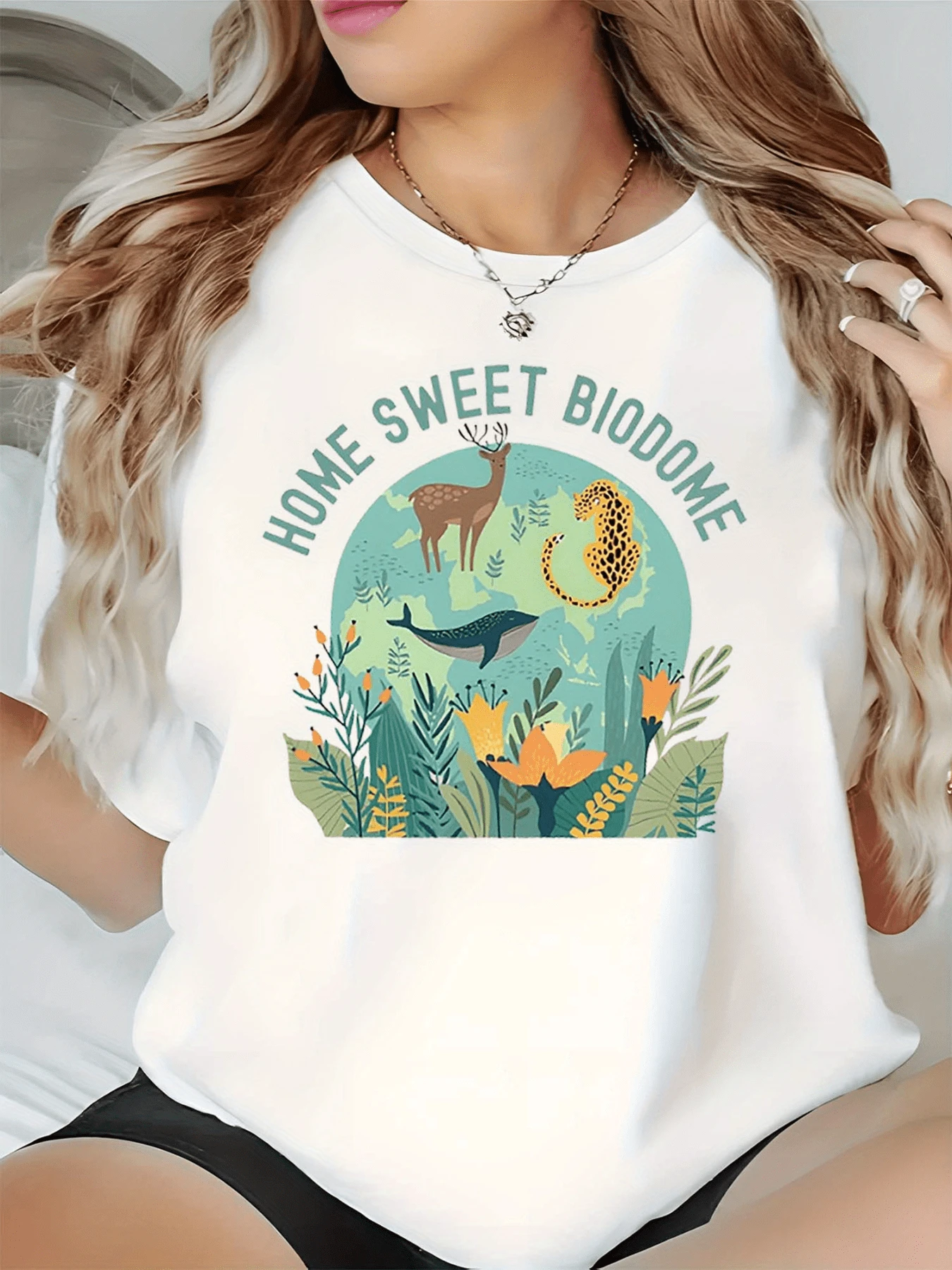 A Landscape Celebrating The Harmony Of The Planet, Showcasing Forest And Ocean Animals Alongside Tropical Flowers, Symbolizing Natural Unity And Biodiversity. A Comfortable, Modern Casual Women's T-Shirt. - 白色 - 查看 1