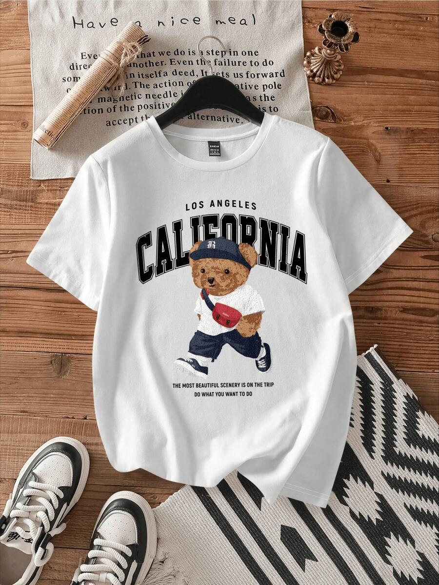 A Walking Bear Wearing A Blue Cap And Carrying A Red Bag Symbolizes A Traveler's Spirit, Freedom, And Confidence In Following Your Dreams. A Comfortable, Casual Women's T-Shirt For Everyday Wear. - 白色 - 查看 1