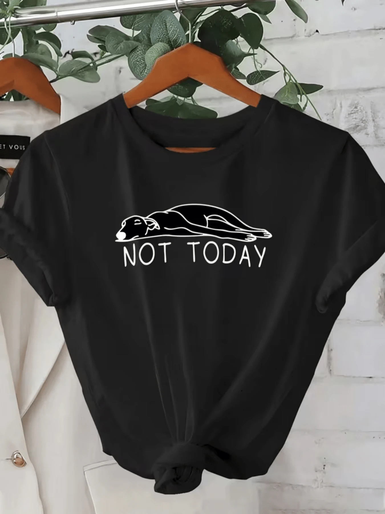 A Picture Of A Lying Dog Conveys Tranquility, And The Phrase "Not Today" Symbolizes The Desire To Rest And Enjoy The Calm Of The Moment. A Comfortable, Casual Women's T-Shirt For Everyday Wear. - 黑色 - 查看 1