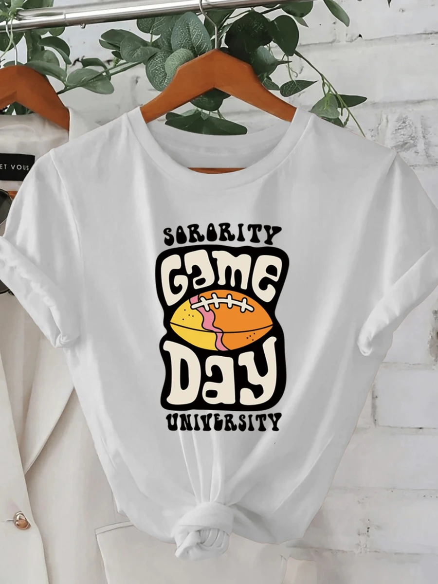 Balón de fútbol americano color naranja y rosa que simboliza espíritu universitario y unión entre amigas en días de juego camiseta de mujer casual moderna cómoda para eventos deportivos - Blanco - Ver 1