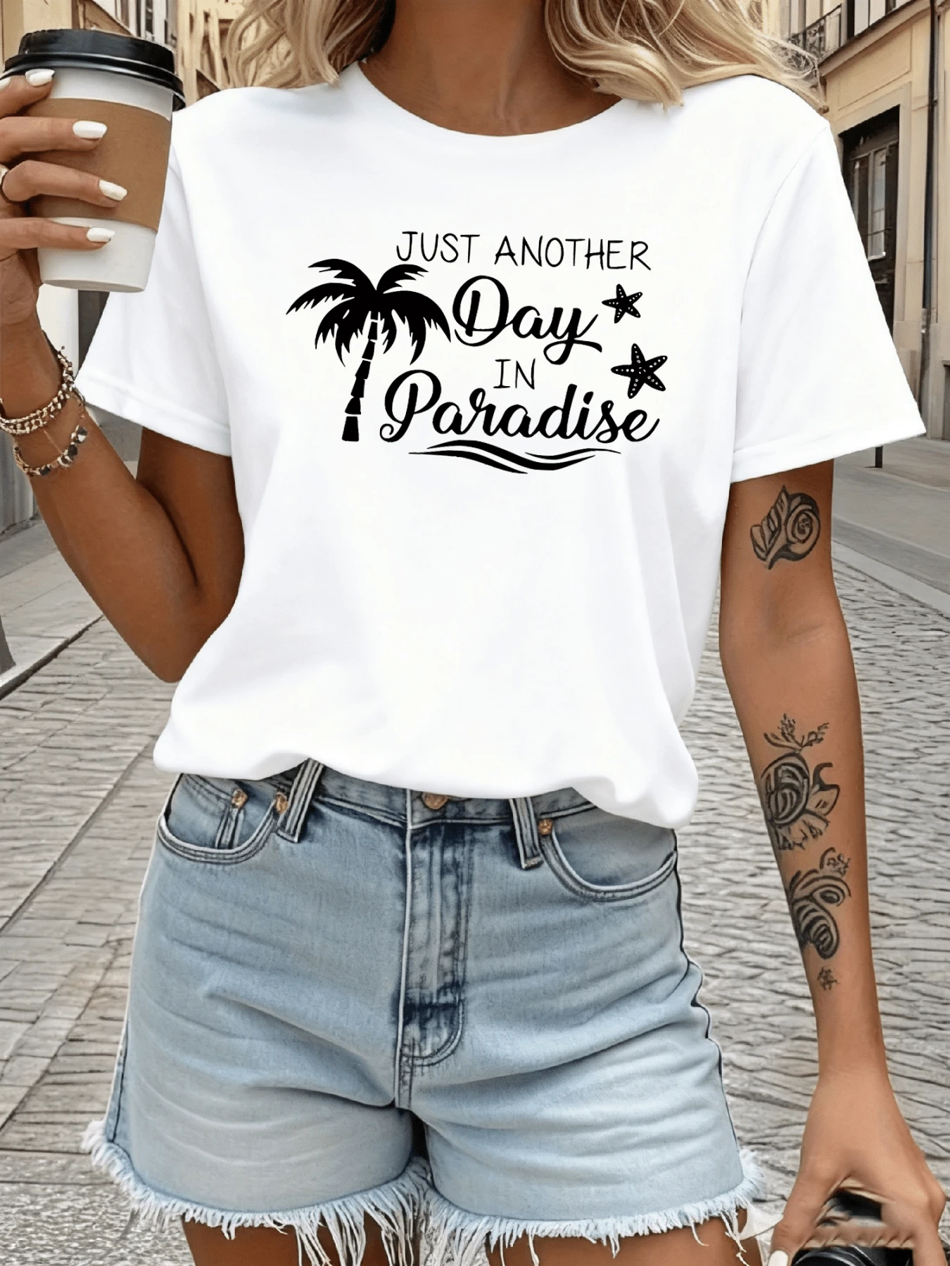 Palm Trees And Stars Evoke Sunny Days By The Sea, Conveying A Relaxing Feeling Of Endless Vacation And Freedom With A Summery Feel. Casual Women's Round Neck T-Shirt, Comfortable And Modern. - 白色 - 查看 1