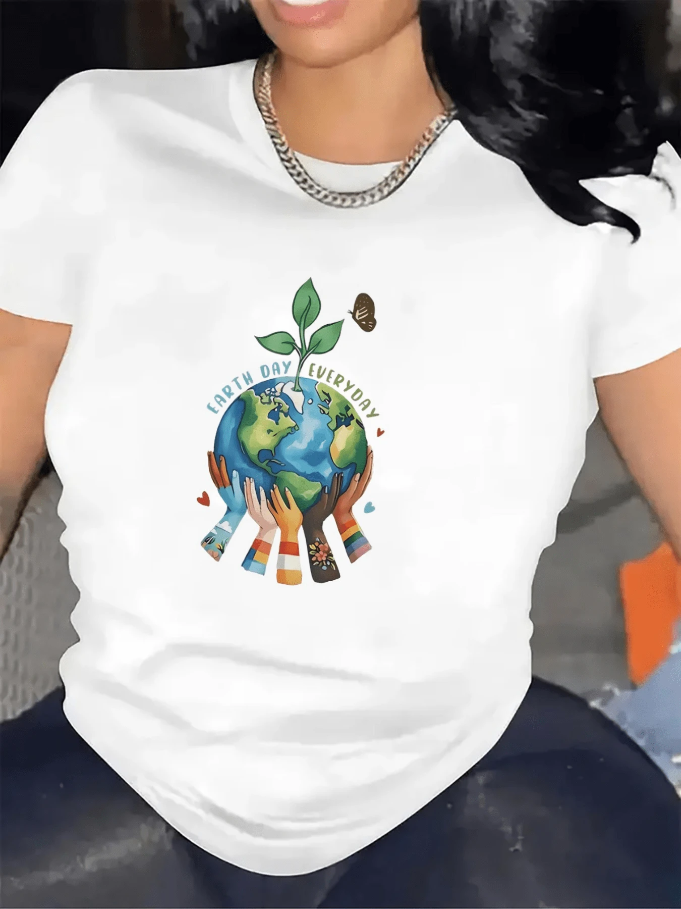 Multicolored Hands Hold The Planet Surrounded By Hearts And A Butterfly, Symbolizing Unity, Respect, And Love For The Earth And Nature. Comfortable Casual Women's T-Shirt For Everyday Wear. - 白色 - 查看 1