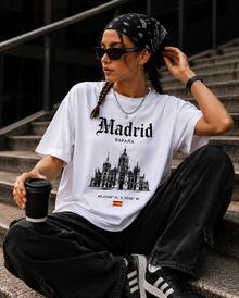 Local Delivery: Women's Oversized White T-Shirt "Madrid Spain", Casual Short Sleeve With Cibeles Palace Print - 白色 - 查看 1