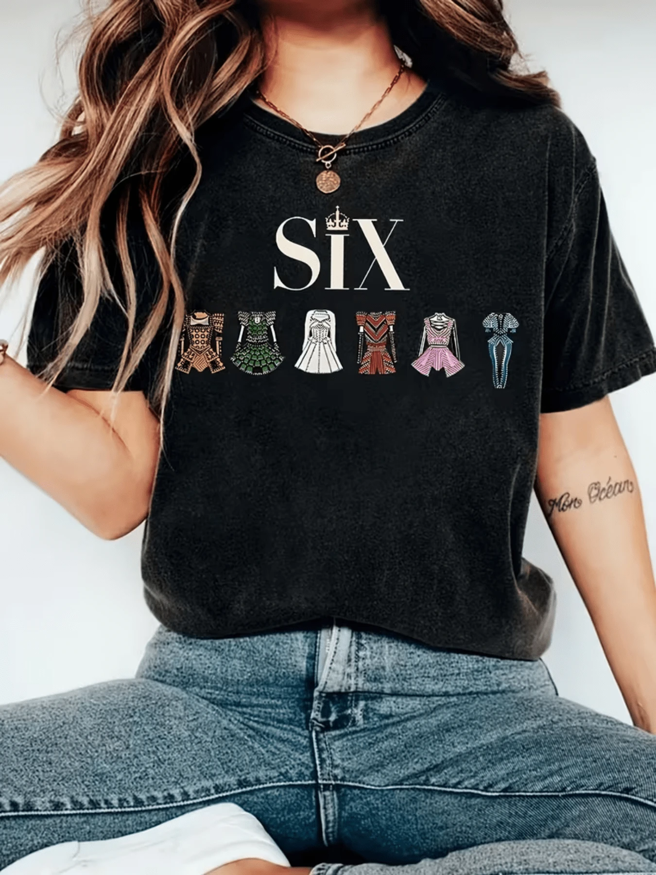 Crowns And Colorful Dresses Symbolize Feminine Strength And Elegance With Six Outfits That Evoke Power, History, And Unity. A Comfortable And Attractive Modern Casual Women's T-Shirt For Everyday Wear. - 黑色 - 查看 1
