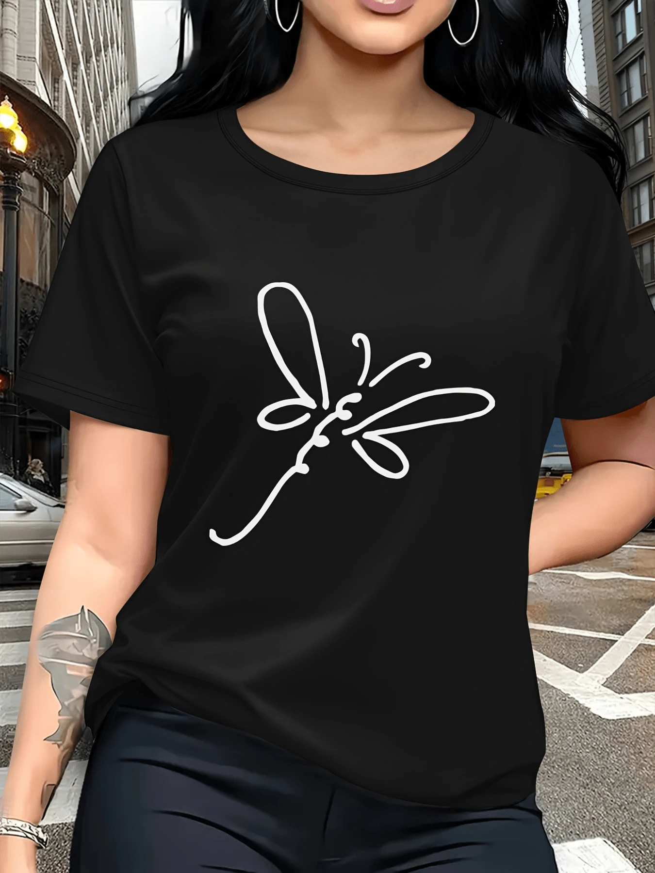 Figura de una libélula trazada con líneas suaves que simboliza la libertad la renovación y la conexión con la naturaleza transmitiendo equilibrio y movimiento armonioso camiseta de mujer casual moderna elegante para uso diario - Negro - Ver 1