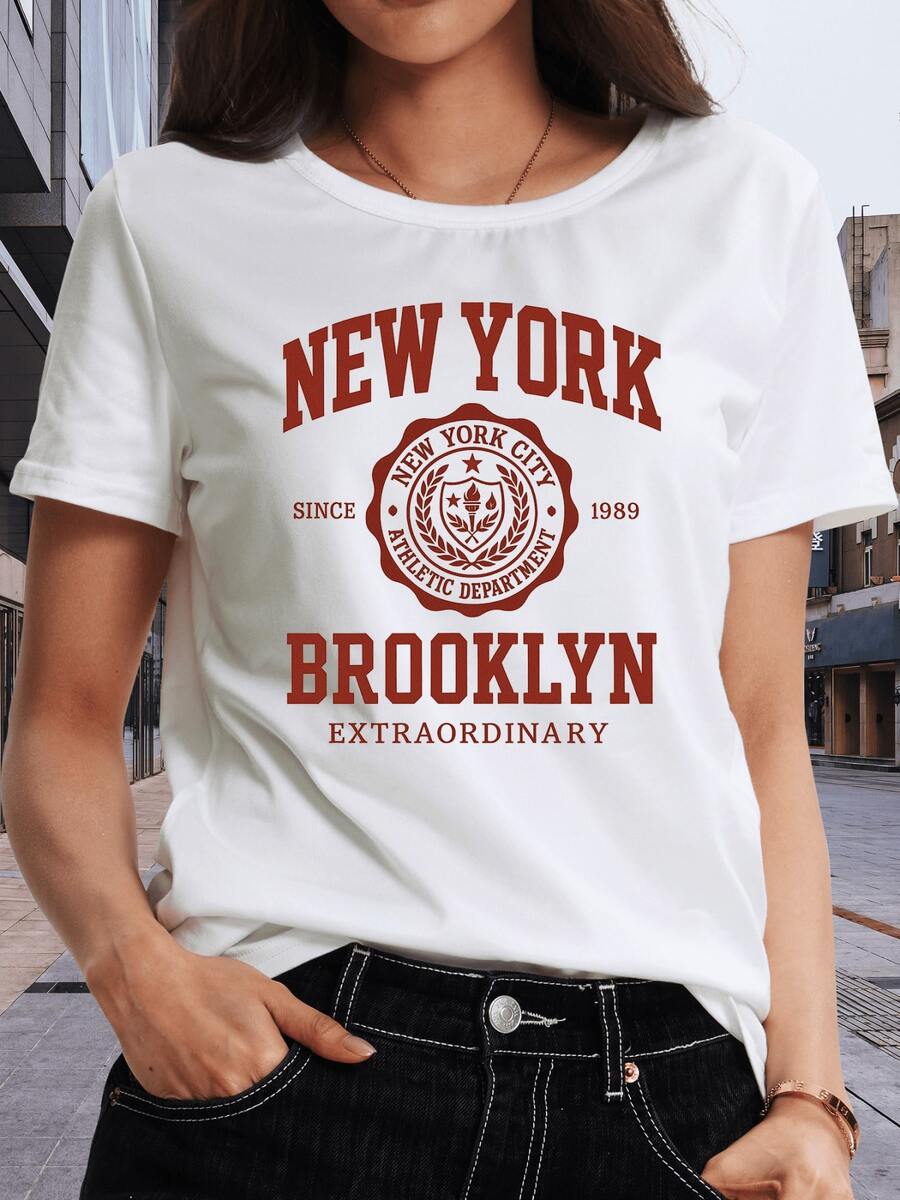 An Urban Symbol That Evokes The Vibrant Energy Of New York And Brooklyn, Representing The Athletic And Extraordinary Spirit Of The City. A Modern Women's T-Shirt With A Casual Style And Contemporary Touch, Ideal For Everyday Wear. - 白色 - 查看 1