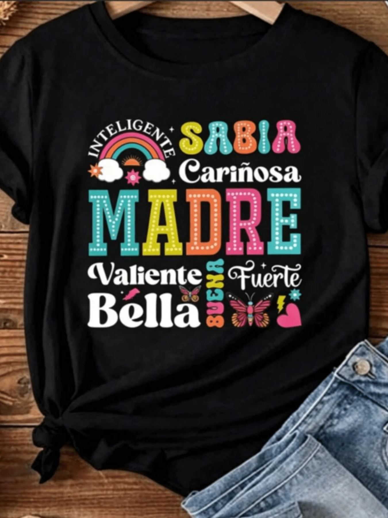 Colorful Phrases Celebrating A Smart, Wise, Loving, Brave, And Beautiful Mother With Illustrations Of Rainbows, Butterflies, And Hearts. Comfortable Casual Women's T-Shirt, Perfect For A Gift. - 黑色 - 查看 1
