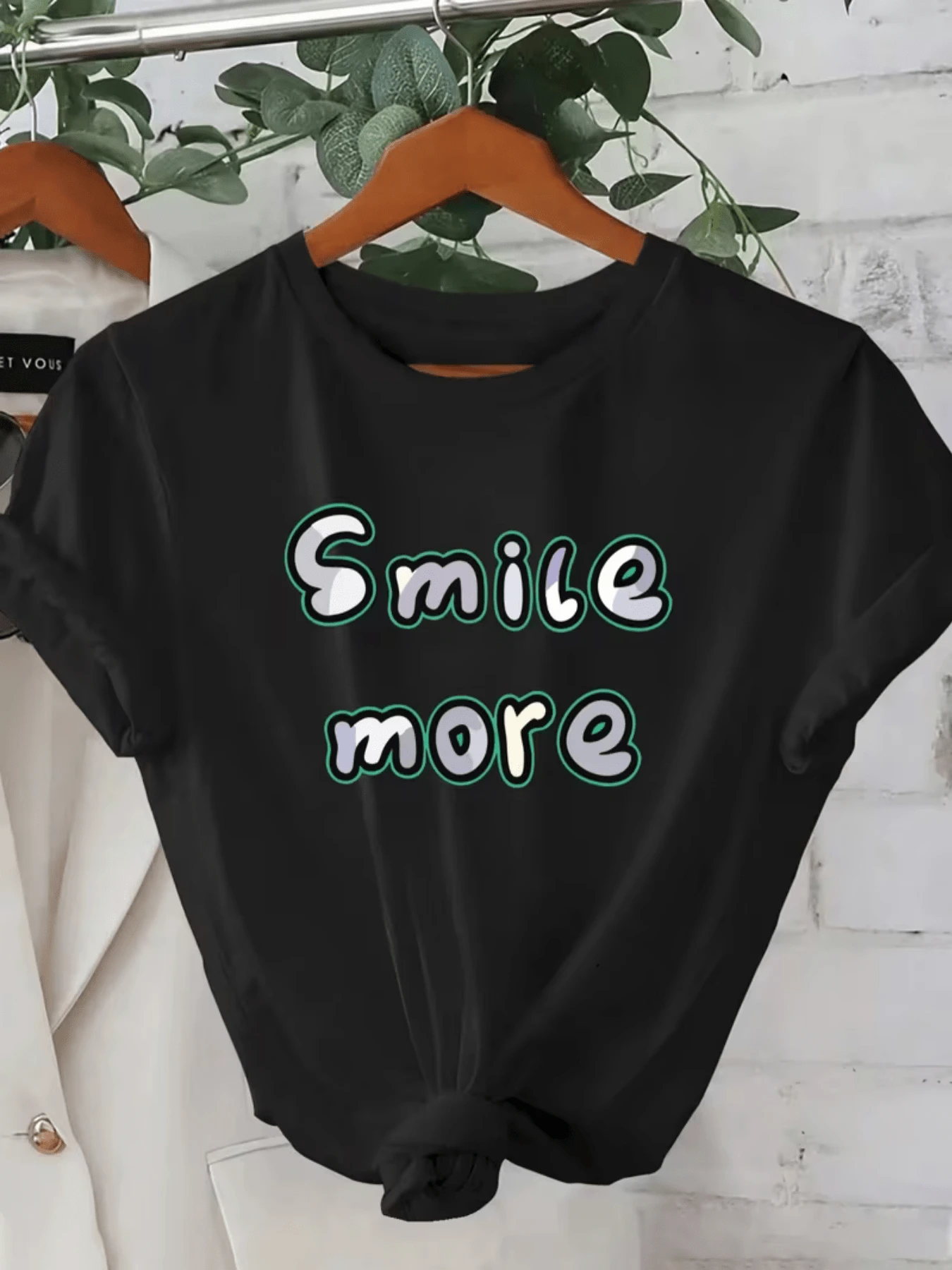 A Positive Message That Encourages You To Smile More, Conveying Joy And Optimistic Energy With Colorful Lettering That Inspires Good Spirits. Ideal For Casual Wear, This Comfortable And Modern Women's T-Shirt Is Perfect For Everyday Wear. - 黑色 - 查看 1