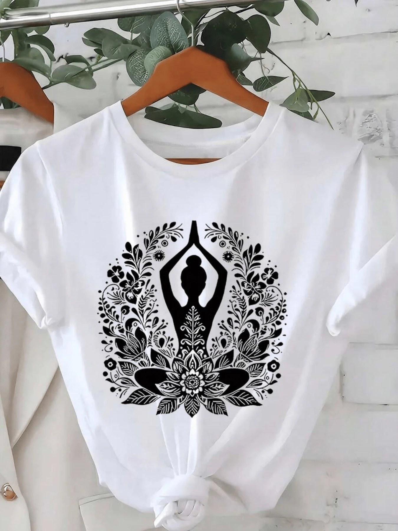 Image Of A Woman In A Meditative Position Surrounded By Flowers Symbolizing Inner Peace, Natural Energy, And Spiritual Balance. A Modern, Casual Women's T-Shirt, Ideal For A Relaxed Style. - 白色 - 查看 1