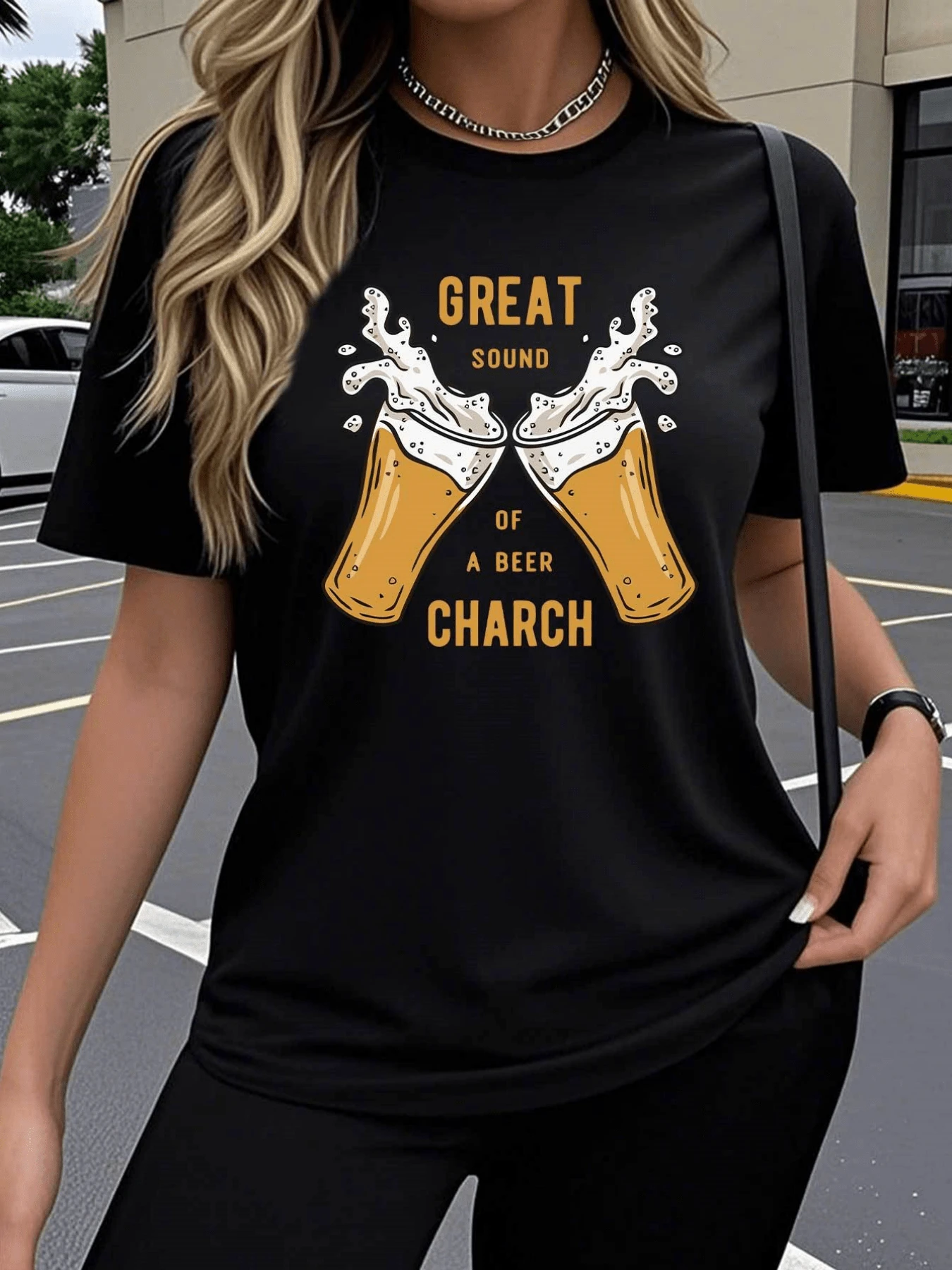 Two Glasses Of Beer Toasting With Foam Celebrate Friendship And The Cheerful Sound Of A Toast Full Of Energy And Fun. Modern Casual Women's T-Shirt For Everyday Wear - 黑色 - 查看 1