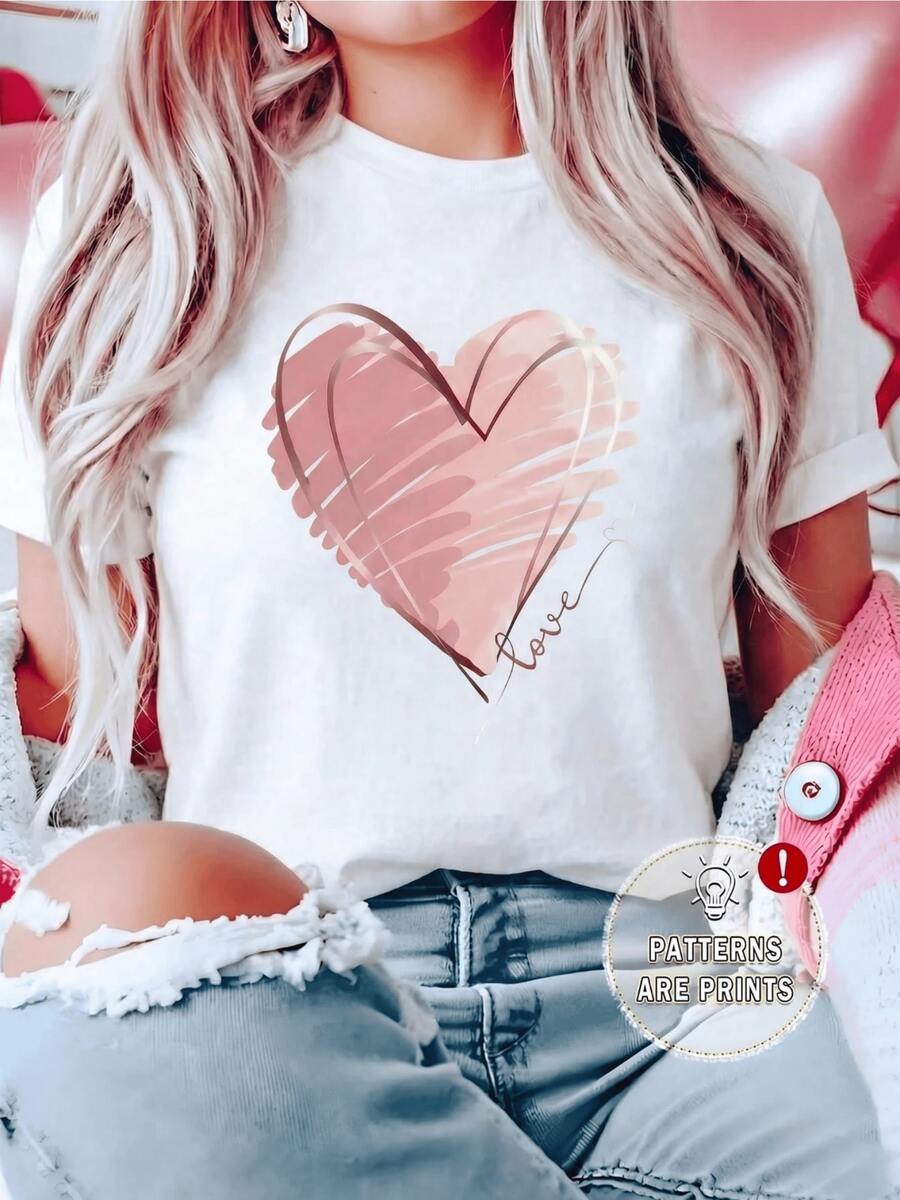 Corazón rosado con trazos artísticos simboliza ternura esperanza y amor propio inspirando positividad en cada momento camiseta de mujer con estampado moderno y toque romántico ideal para uso diario - Blanco - Ver 1
