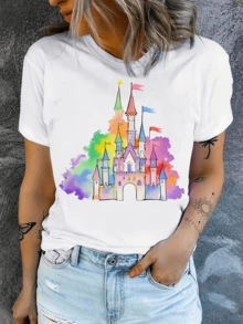 A Magical Castle Surrounded By Brightly Colored Clouds That Evoke Dreams And Fantasy, With Tall Towers And Waving Flags. A Comfortable And Youthful Modern Casual Women's T-Shirt For Everyday Wear. - 白色 - 查看 1